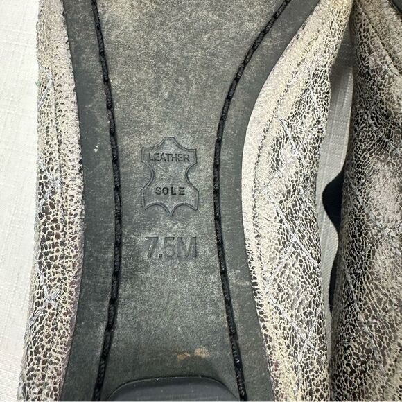 Tory Burch Size 7.5 Navy Blue and Distressed Silver Leather Flats - Picture 13 of 13